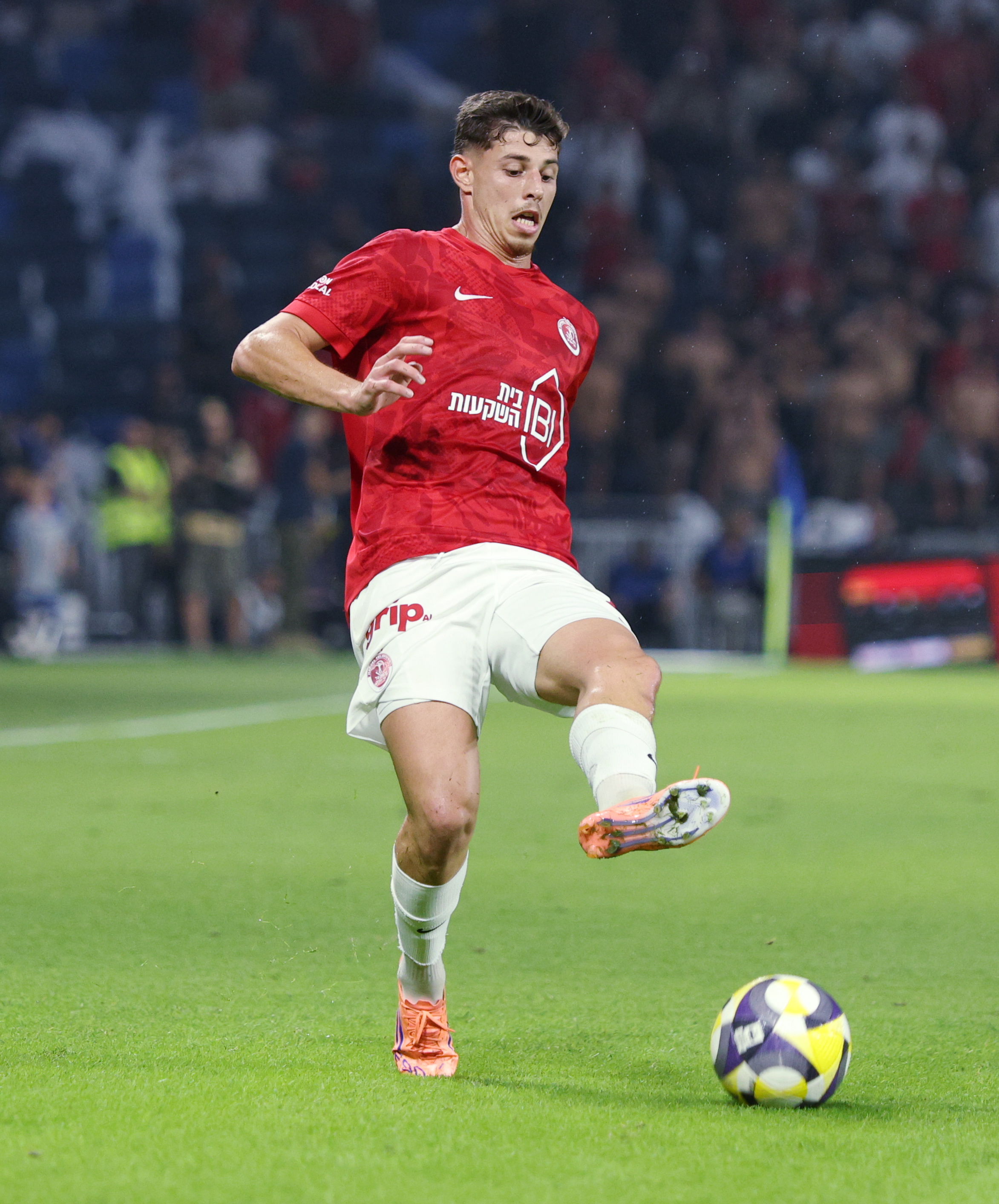 צ'יקו מצטרף להפועל תל אביב: שינוי משמעותי בהגנה האדומה